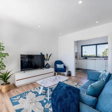 Stunning 3 Bdr Flat W/ Rooftop Pool By Lovelystay *