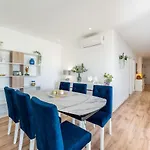 Stunning 3 Bdr Flat W/ Rooftop Pool By Lovelystay